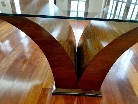 Mesa de jantar em madeira com tampo de vidro