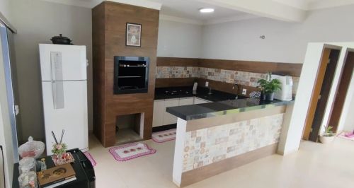 Casa com churrasqueira e piscina e energia solar 