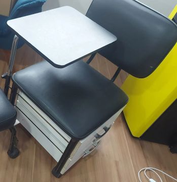 Cadeira com mesa e gavetas - Usada