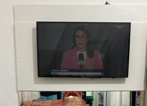 Painel branco com espelhos 