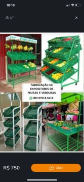 Expositores de verduras e frutas.