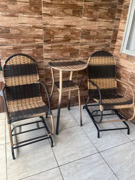 Cadeira de balanço com pé de ferro + mesa.