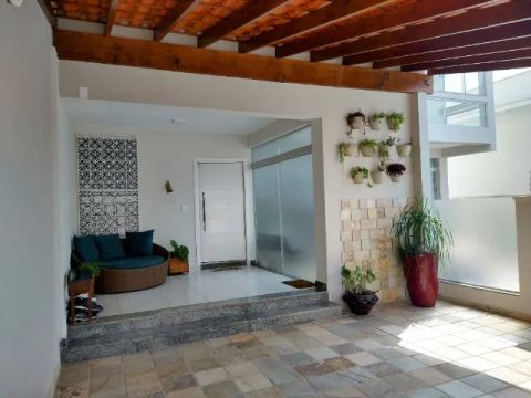 Casa com piscina próxima ao shopping