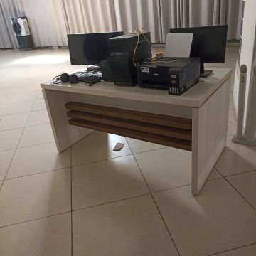 Mesa escritório bege, semi nova .