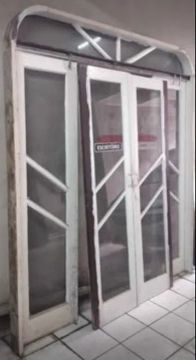 Porta janela de madeira já envidraçada 