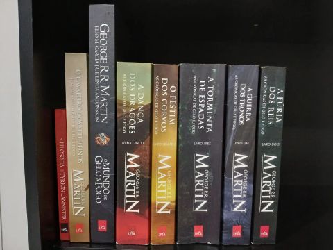 Livros Saga crônicas de gelo e fogo + o mundo de gelo e fogo + o cavaleiro dos sete reinos