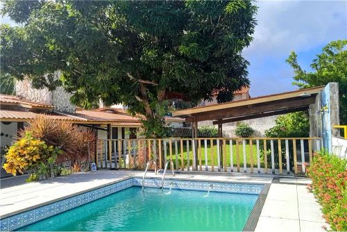 Casa com 7/4, sendo 4 suítes, 2 cozinhas, piscina, área verde, gramado poliesportivo a men