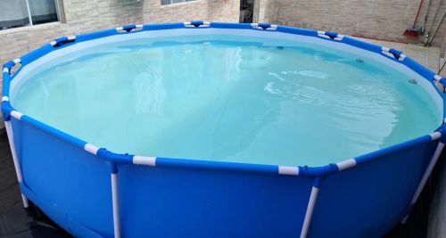 Piscina inflável para o verão