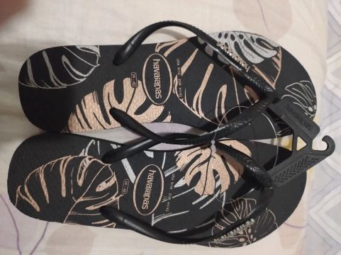 Vendo Havaiana preto 39/40 Novo<br>Valor negociável<br>Dependendo faço entrega