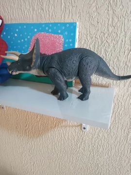 Dinossauro Triceratops de brinquedo