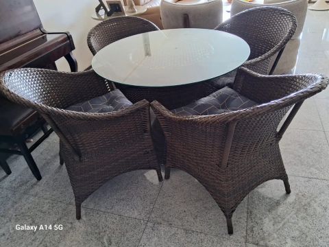 Mesa com tampo de vidro e 4 cadeiras para varanda