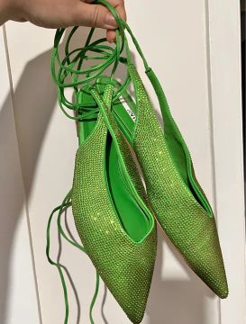 Sapatilha Zara verde com pedraria