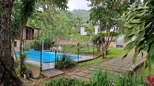ÓTIMA CASA GEMINADA TRINDADE 