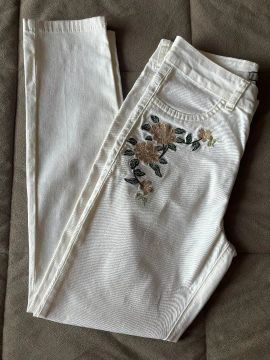 Calça branca em sarja estilo Skynni com detalhe bordado