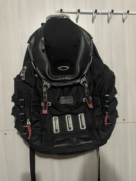 Mochila Oakley Preta  Grande 120 lt ( nenhum rasgo todos os zipers funcionando)