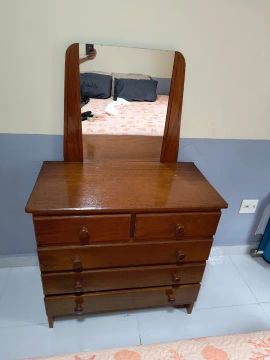 Cômoda de madeira com espelho
