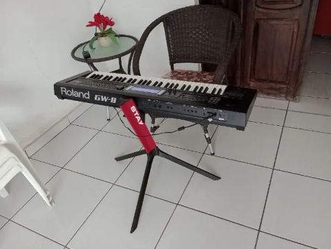 Teclado GW8 Roland e um pedestal Stay compacto 