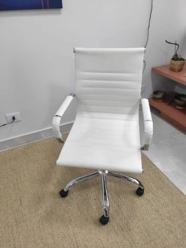Cadeira de Escritório Branca com Rodas