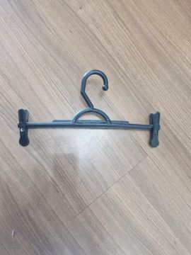 Cabide de plástico R$ 0,80