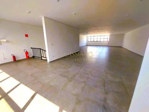 Salão comercial para locação de 180 m² | 02 banheiros e 03 vagas de garagem | Centro - Jac