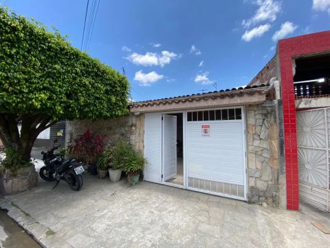 Casa a venda em rua fechada com 183m2 e 4 quartos em Santos Dumont - Maceió - AL