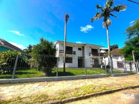 Casa com 351,60m2 de área construída em propriedade de 743m2 no Bairro Jardim Ca