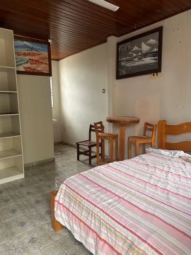 Quarto com algumas mobílias 