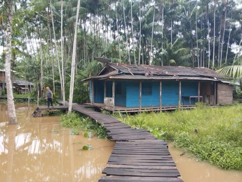 VENDE-SE TERRENO EXCLUSIVO À BEIRA DO IGARAPÉ