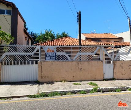 Casa com 03 quartos - 01 vaga de garagem