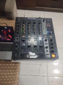 DJM 700 com marcas de uso normal *