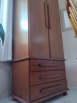 Guarda roupa de madeira 