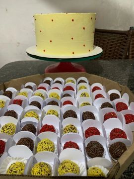 Brigadeiros Gourmet para sua festa!e bolos 