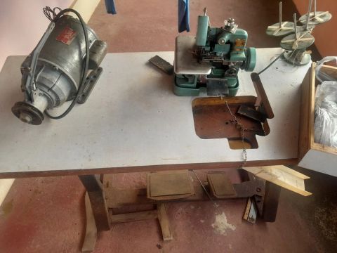 Máquina de Costura Overlock Industrial
