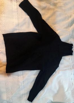 Blusa preta de manga cumprida e gola alta. Marca: Evidence. 