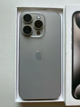 iPhone 15 Pro 256GB, na caixa. 