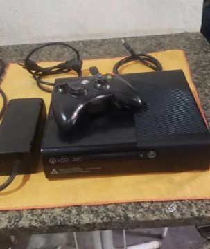 Xbox 360 - destravado semi novo 