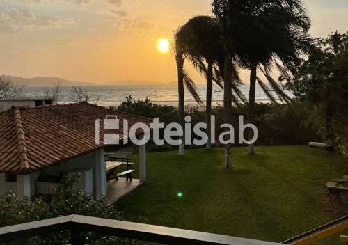 Apartamento com vista para o mar em condomínio frente mar em aluguel mensal até dezembro!