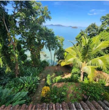 Vende-se: linda casa no condomínio da Praia Brava.