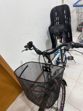 Bicicleta feminina com cadeirinha