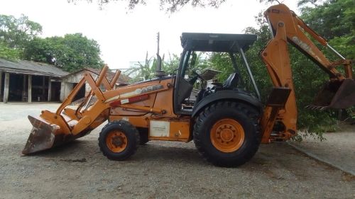 Retroescavadeira Case 580M