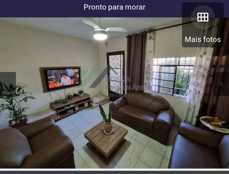 Vende-se imóvel com duas casas no quintal.