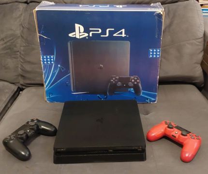 Playstation 4 Slim + 2 controles + 4 jogos