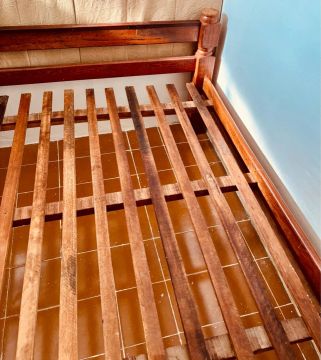 Cama de madeira maciça