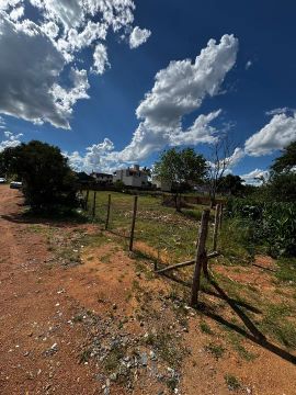Terreno em ótima localização medindo 35 metros de frente. 
