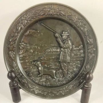 Antigo Medalhão parede bronze cinzelado representando Cena Paisagem com caçador e cachorro