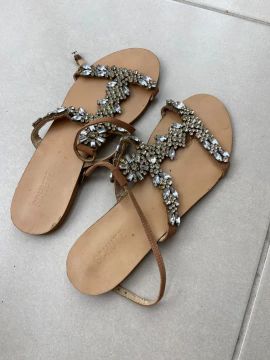 Sandália rasteira feminina Schutz com pedrinhas