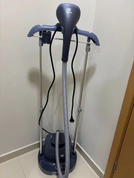 Vaporizador Higienizador de Roupas Electrolux Expert com Tábua de Passar Regulável 