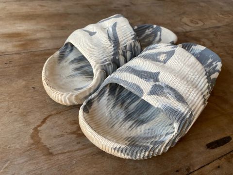 Adilette 22 Branco e cinza 