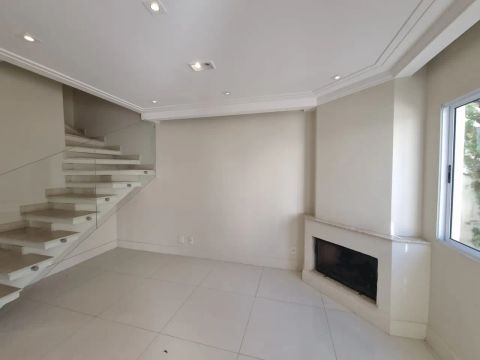 - Casa no Condomínio Villas da Granja 3 / Cotia
