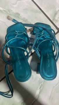 Sandália em azul brilhante em salto quadrado Suzanna Santos nova! 